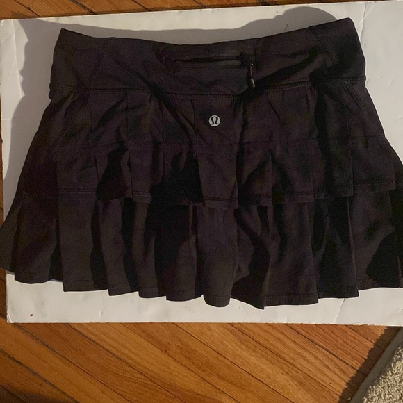 Lululemon Women's Black Skirt Skort with Back Ruffles Hemline Size 4 - Picture 3 of 6